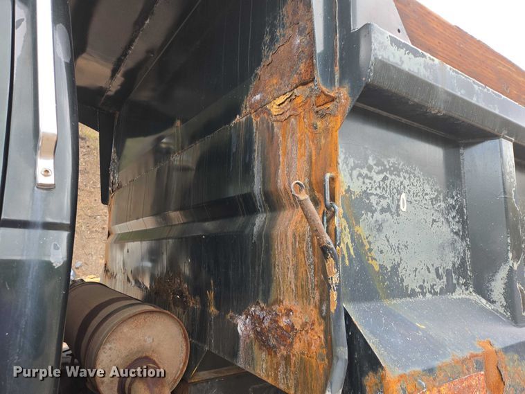 image for item EV5990 1992 Ford F800 dump truck