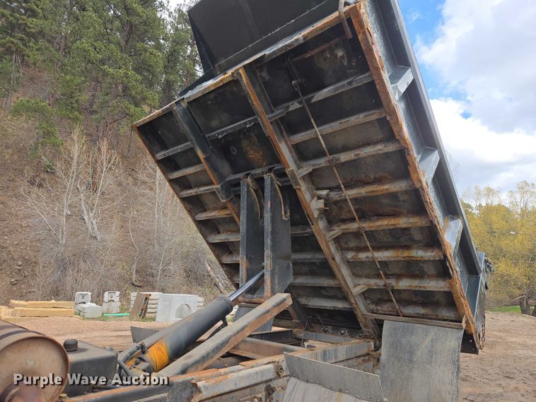 image for item EV5990 1992 Ford F800 dump truck