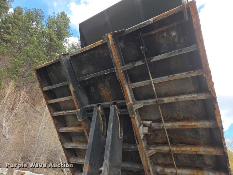image for item EV5990 1992 Ford F800 dump truck