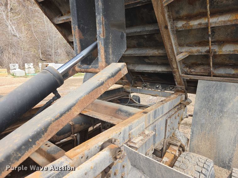image for item EV5990 1992 Ford F800 dump truck
