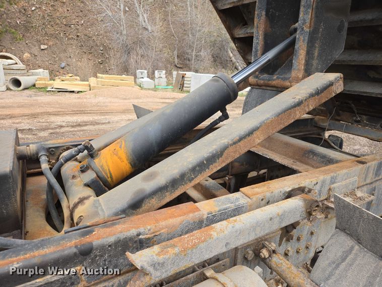 image for item EV5990 1992 Ford F800 dump truck