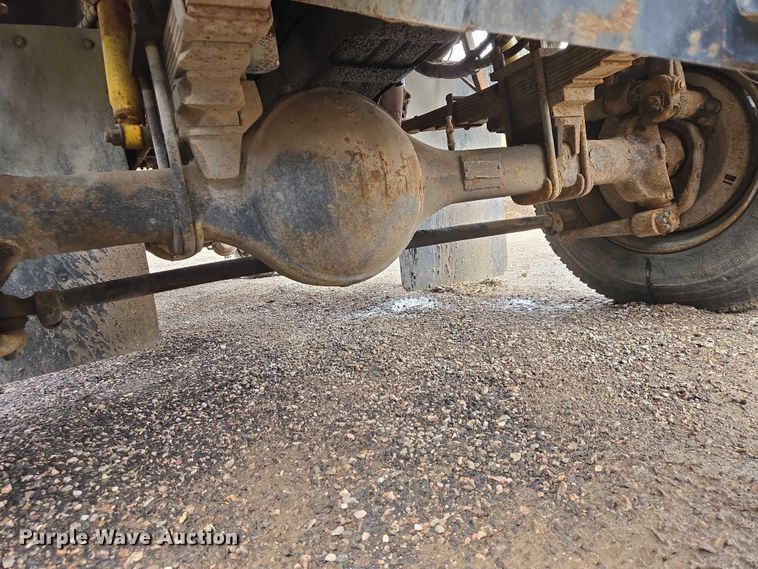 image for item EV5990 1992 Ford F800 dump truck