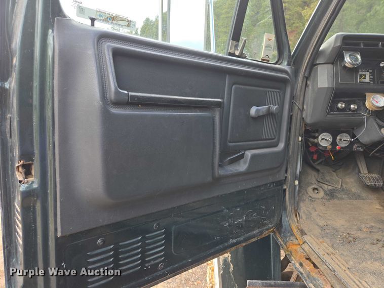 image for item EV5990 1992 Ford F800 dump truck