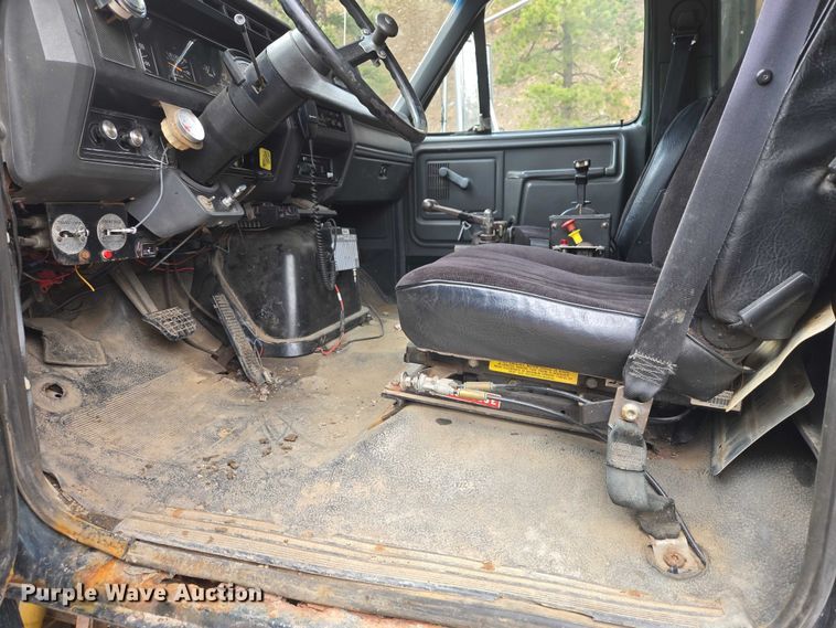 image for item EV5990 1992 Ford F800 dump truck