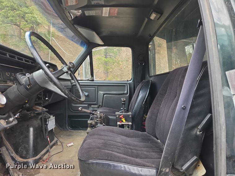 image for item EV5990 1992 Ford F800 dump truck