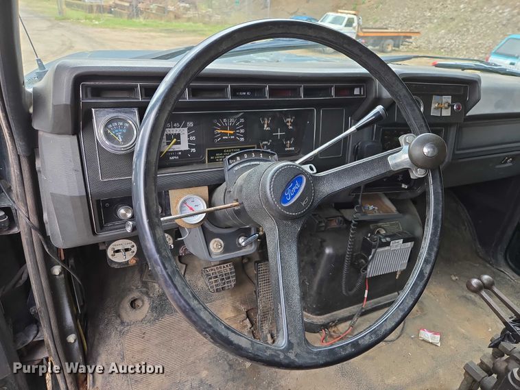 image for item EV5990 1992 Ford F800 dump truck