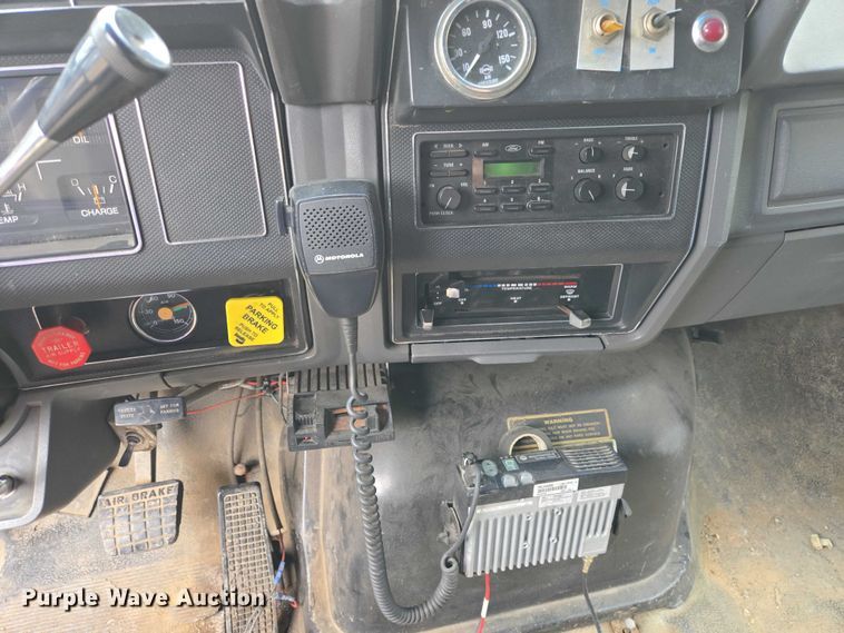 image for item EV5990 1992 Ford F800 dump truck