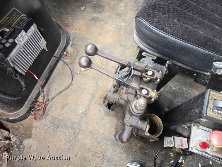 image for item EV5990 1992 Ford F800 dump truck