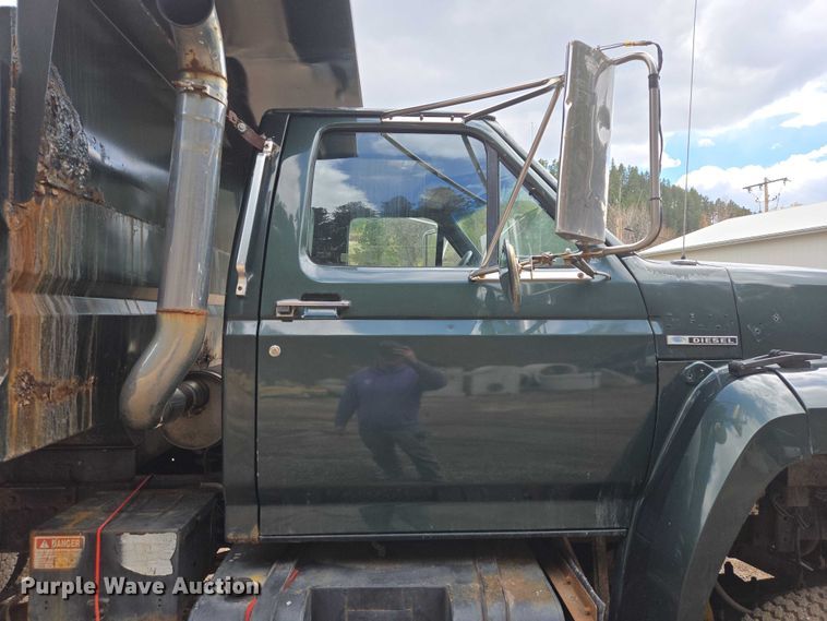 image for item EV5990 1992 Ford F800 dump truck