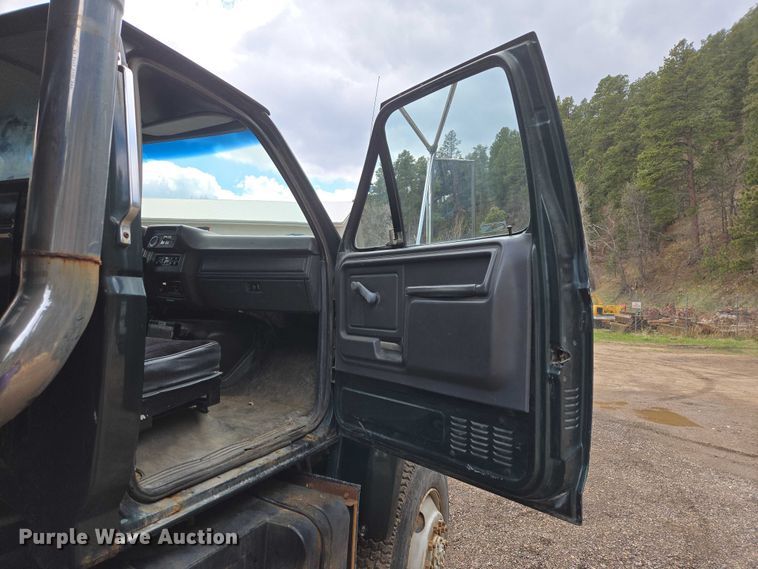 image for item EV5990 1992 Ford F800 dump truck