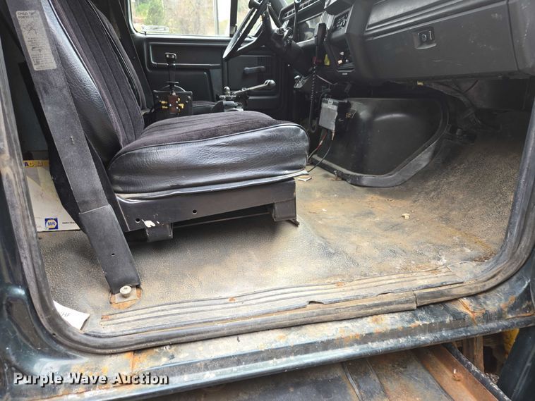 image for item EV5990 1992 Ford F800 dump truck