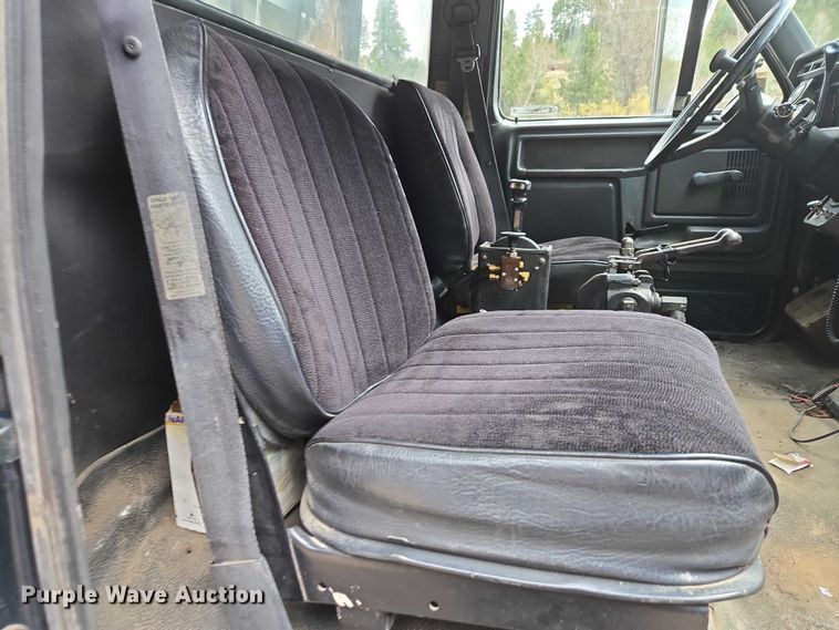 image for item EV5990 1992 Ford F800 dump truck