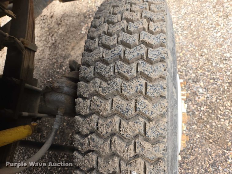 image for item EV5990 1992 Ford F800 dump truck