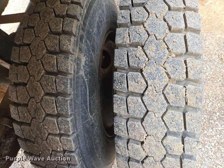 image for item EV5990 1992 Ford F800 dump truck