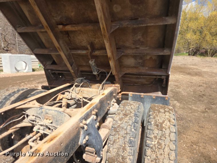 image for item EV5991 1990 Freightliner FLD dump truck