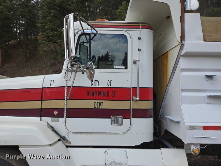 image for item EV5991 1990 Freightliner FLD dump truck