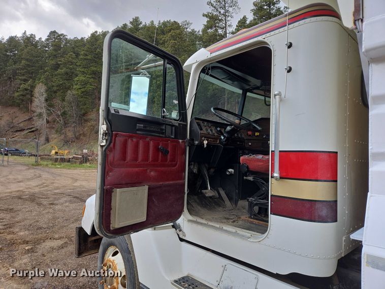 image for item EV5991 1990 Freightliner FLD dump truck