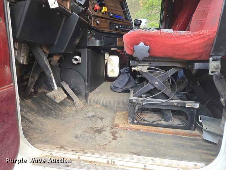 image for item EV5991 1990 Freightliner FLD dump truck