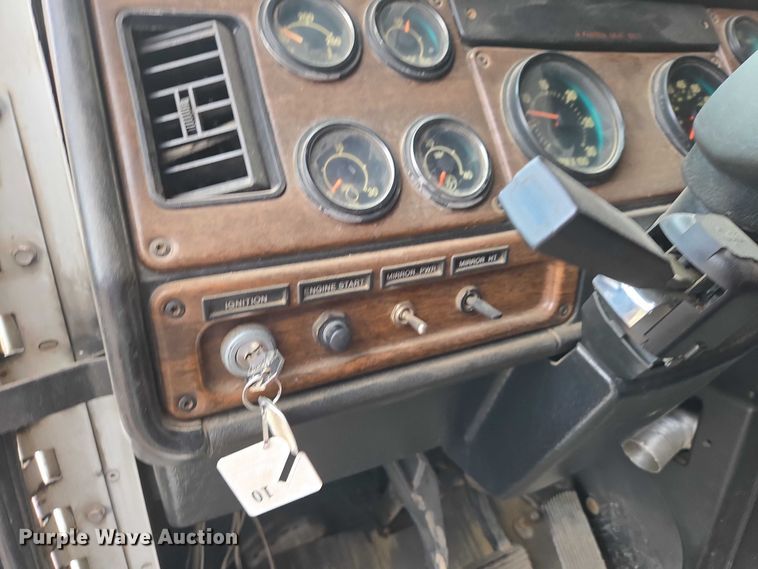 image for item EV5991 1990 Freightliner FLD dump truck