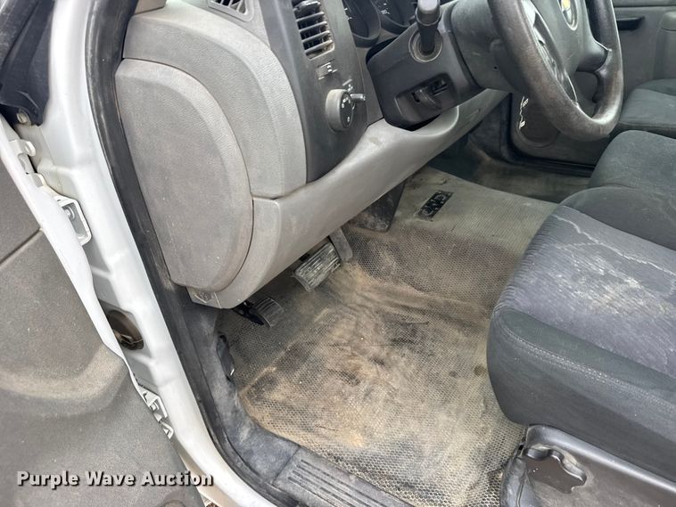 image for item FB7306 2013 Chevrolet Silverado 1500 pickup truck