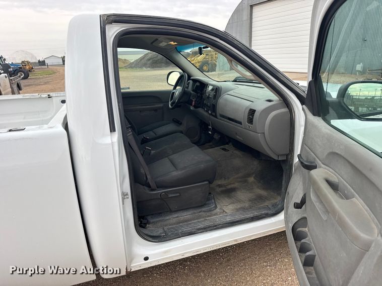 image for item FB7306 2013 Chevrolet Silverado 1500 pickup truck