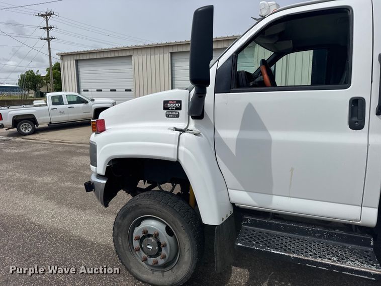 image for item FB7335 2007 GMC C5500 bucket truck