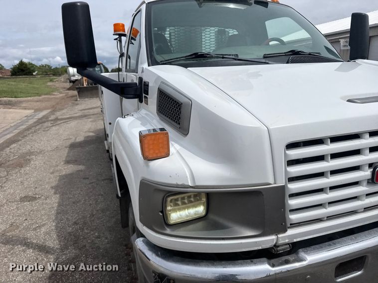 image for item FB7335 2007 GMC C5500 bucket truck