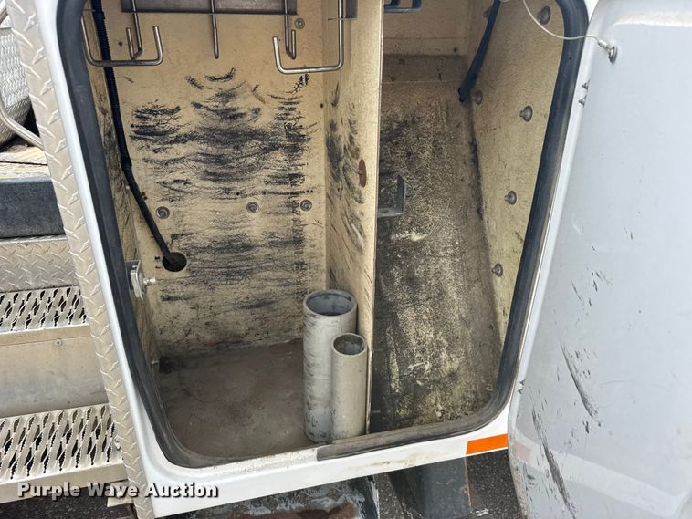 image for item FB7335 2007 GMC C5500 bucket truck