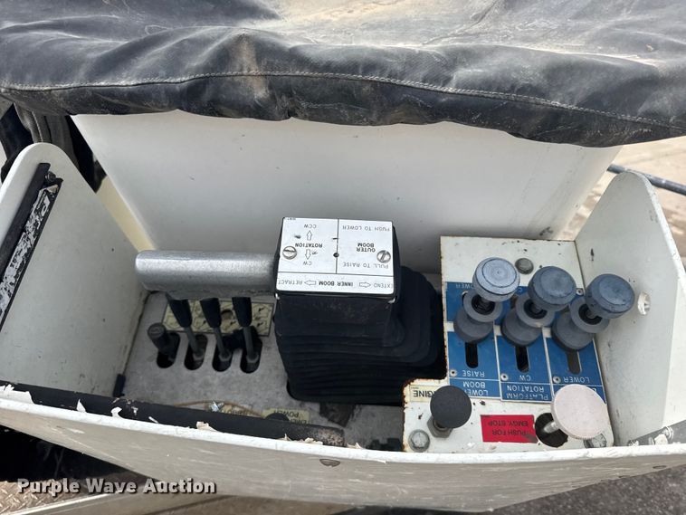 image for item FB7335 2007 GMC C5500 bucket truck