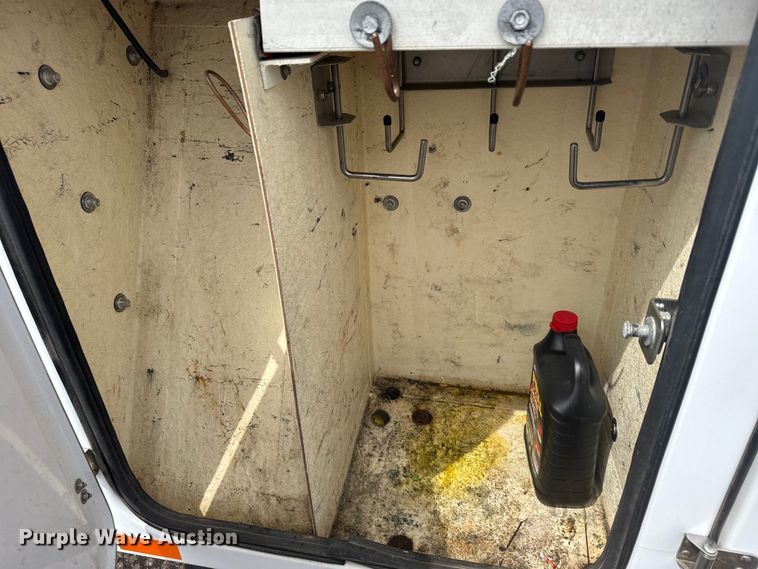image for item FB7335 2007 GMC C5500 bucket truck