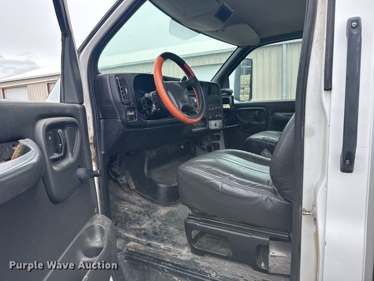 image for item FB7335 2007 GMC C5500 bucket truck