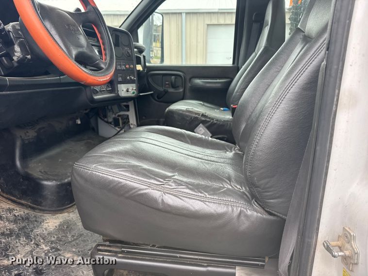 image for item FB7335 2007 GMC C5500 bucket truck