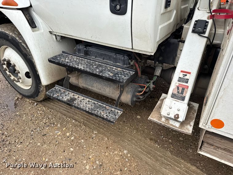 image for item FB7336 2009 International DuraStar bucket truck