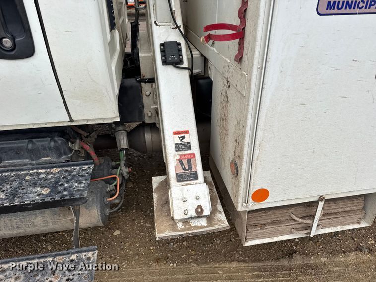 image for item FB7336 2009 International DuraStar bucket truck