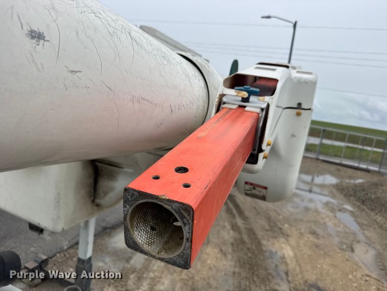 image for item FB7336 2009 International DuraStar bucket truck