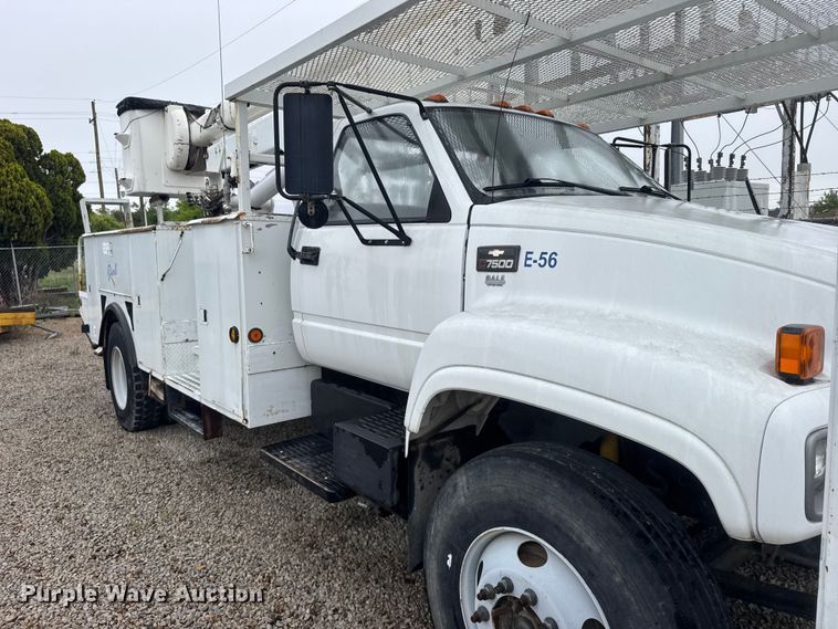 image for item FB7337 2002 Chevrolet C7500 bucket truck