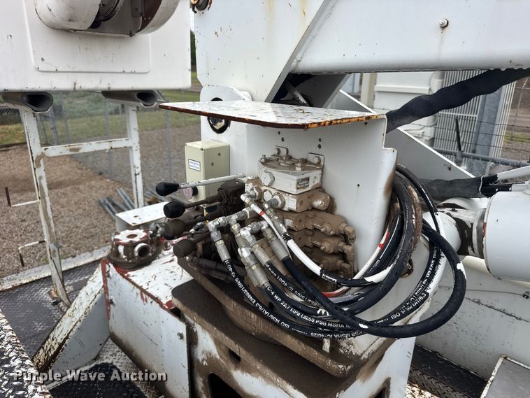 image for item FB7337 2002 Chevrolet C7500 bucket truck