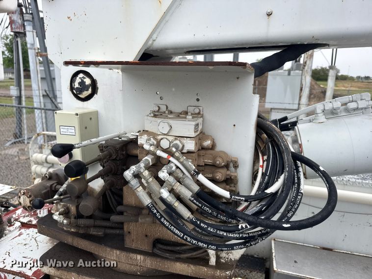 image for item FB7337 2002 Chevrolet C7500 bucket truck