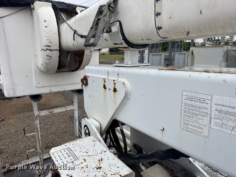 image for item FB7337 2002 Chevrolet C7500 bucket truck