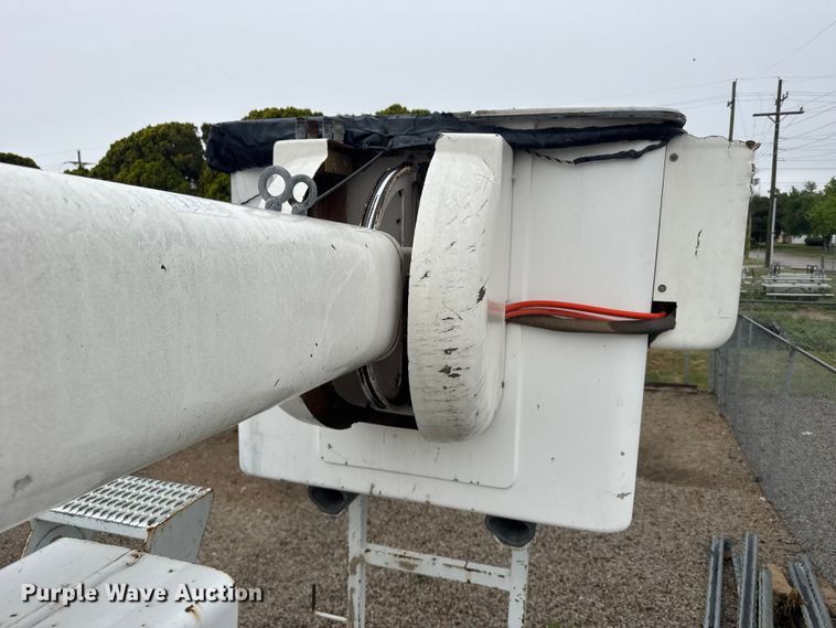 image for item FB7337 2002 Chevrolet C7500 bucket truck