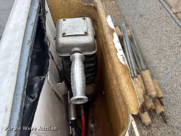 image for item FB7337 2002 Chevrolet C7500 bucket truck