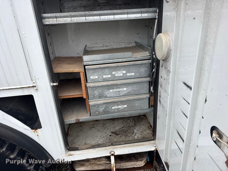 image for item FB7337 2002 Chevrolet C7500 bucket truck