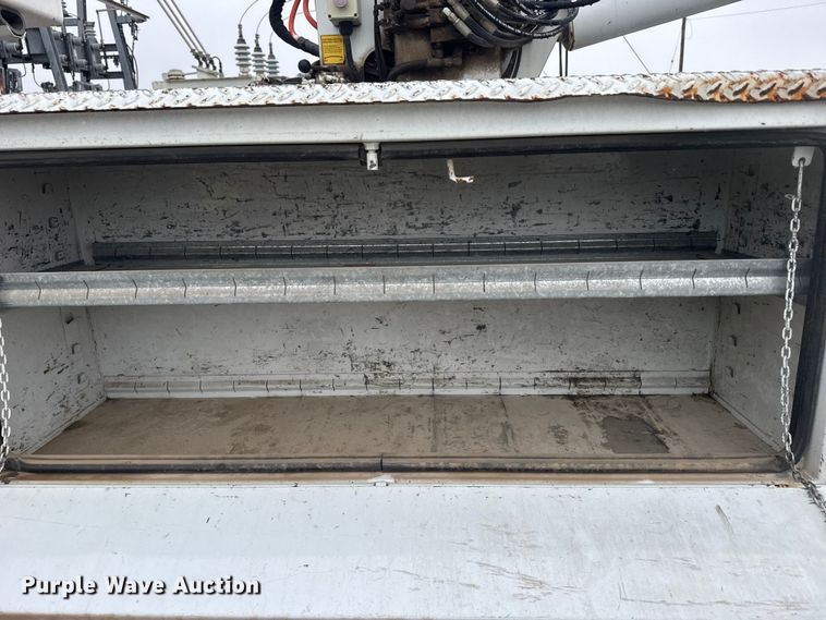 image for item FB7337 2002 Chevrolet C7500 bucket truck