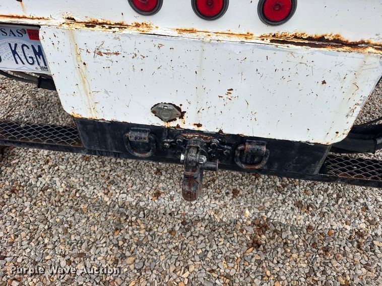 image for item FB7337 2002 Chevrolet C7500 bucket truck