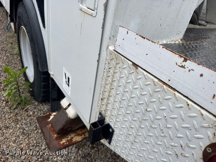 image for item FB7337 2002 Chevrolet C7500 bucket truck