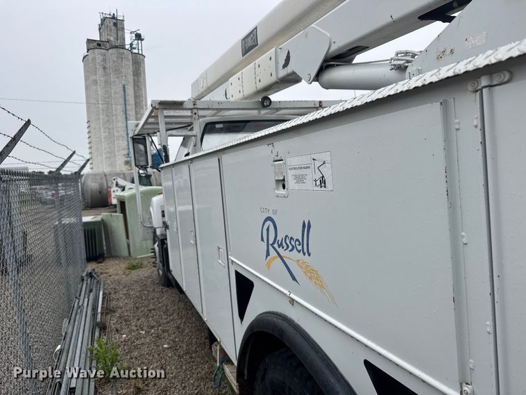 image for item FB7337 2002 Chevrolet C7500 bucket truck