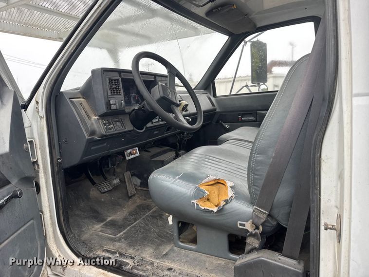 image for item FB7337 2002 Chevrolet C7500 bucket truck