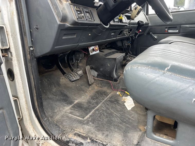 image for item FB7337 2002 Chevrolet C7500 bucket truck