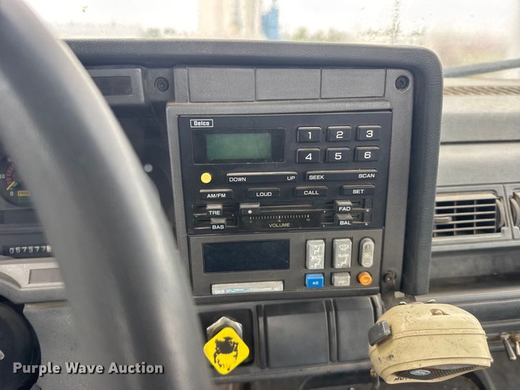 image for item FB7337 2002 Chevrolet C7500 bucket truck