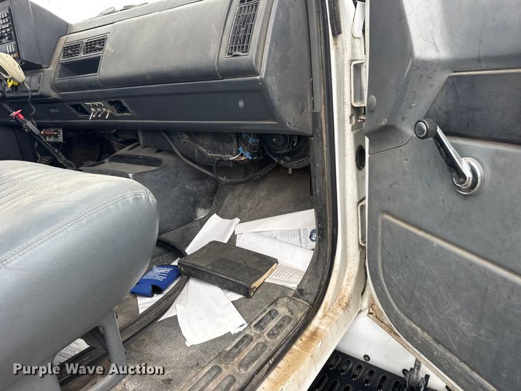 image for item FB7337 2002 Chevrolet C7500 bucket truck